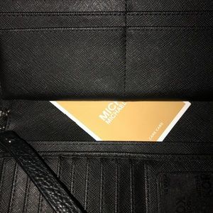 MK Large ZIP Around, discount ship  next 6 hours!